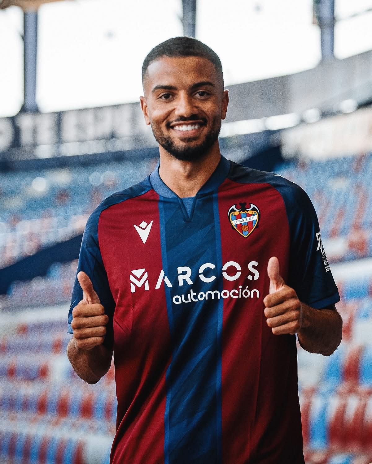 Toljan posa con su nueva camiseta.