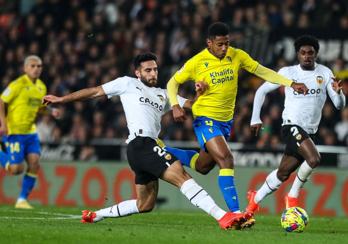 Comert y Choco Lozano, en un Valencia-Cádiz en Mestalla.