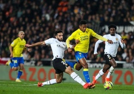Comert y Choco Lozano, en un Valencia-Cádiz en Mestalla.