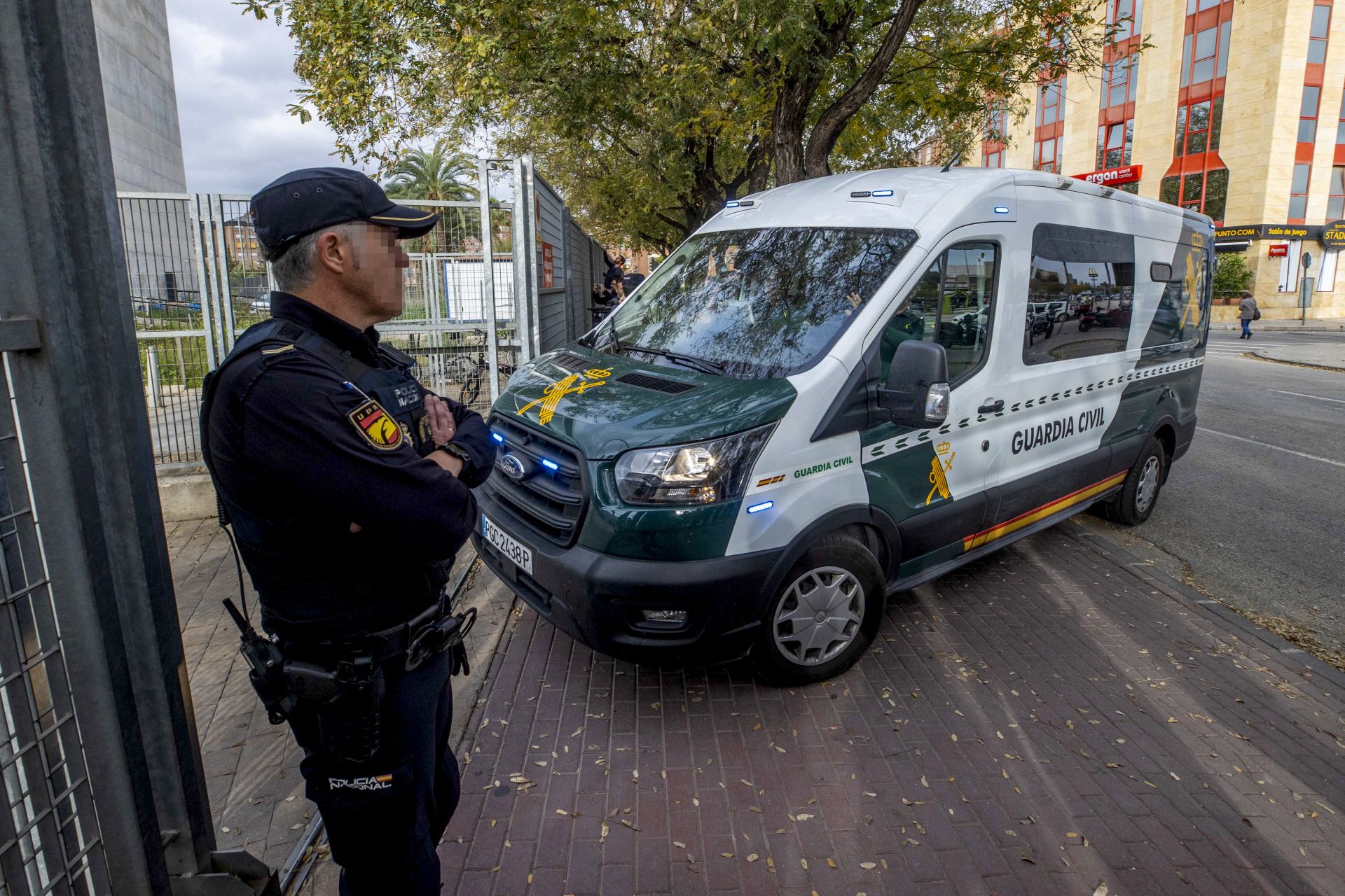 Imagen de archivo de un policia nacional junto a la furgoneta de la Guardia Civil.