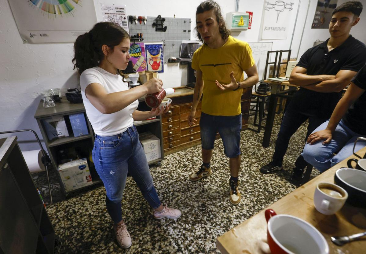 Imagen secundaria 1 - Uno de los cursos en Flying Bean Coffe