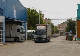 Calle la Tarona, que separa la zona industrial de la residencial en Picanya.