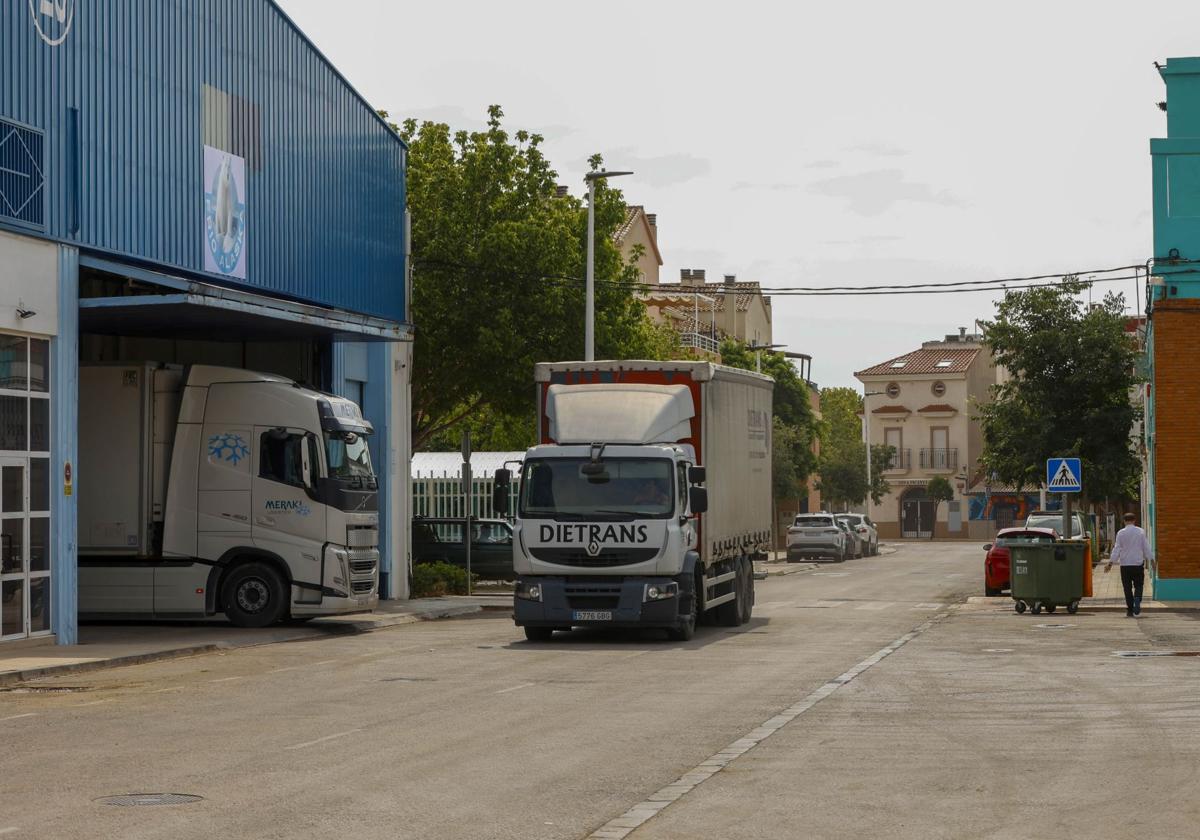 Calle la Tarona, que separa la zona industrial de la residencial en Picanya.