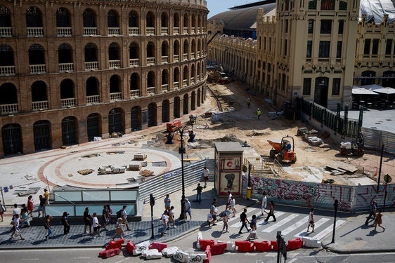 Las obras, en el exterior de la plaza de toros de Valencia.