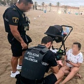 Dos policías locales prestan auxilio a la mujer poco antes de detenerla por no cuidar a su bebé.