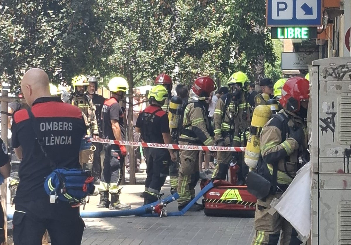 Un grupo de bomberos en la puerta del garaje donde se ha registrado el conato de incendio.