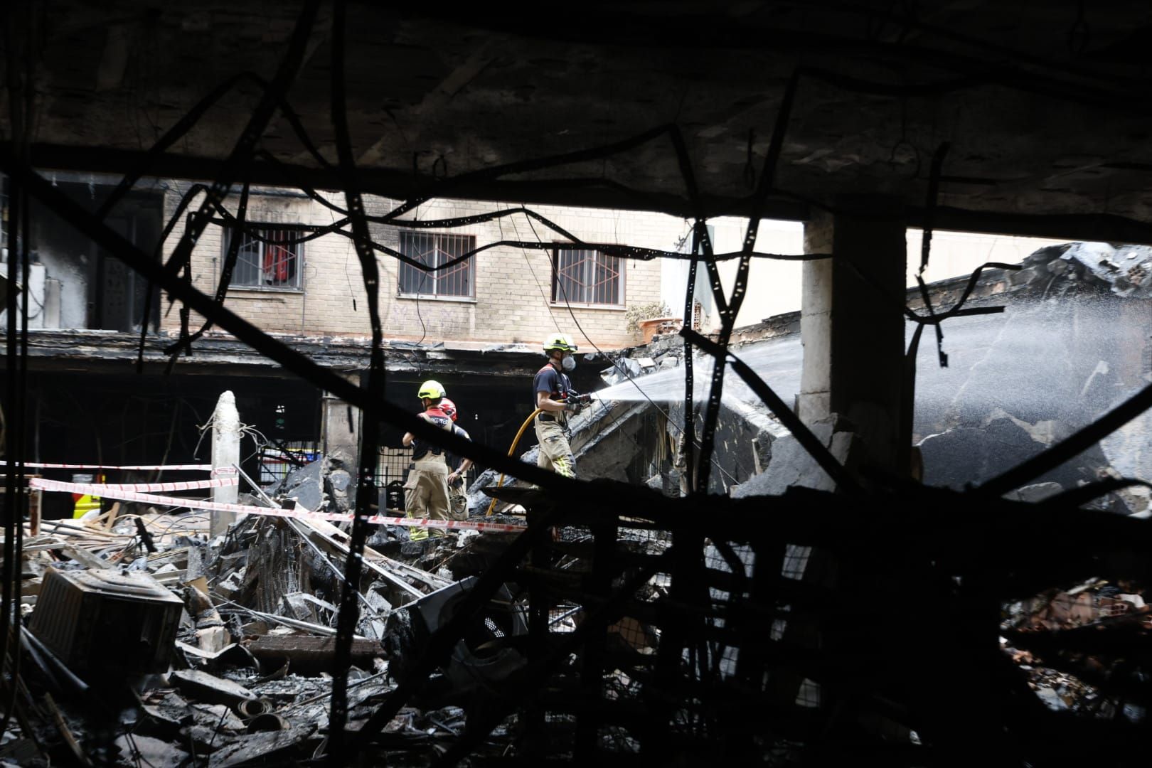 FOTOS | El día después del incendio en la avenida del Puerto
