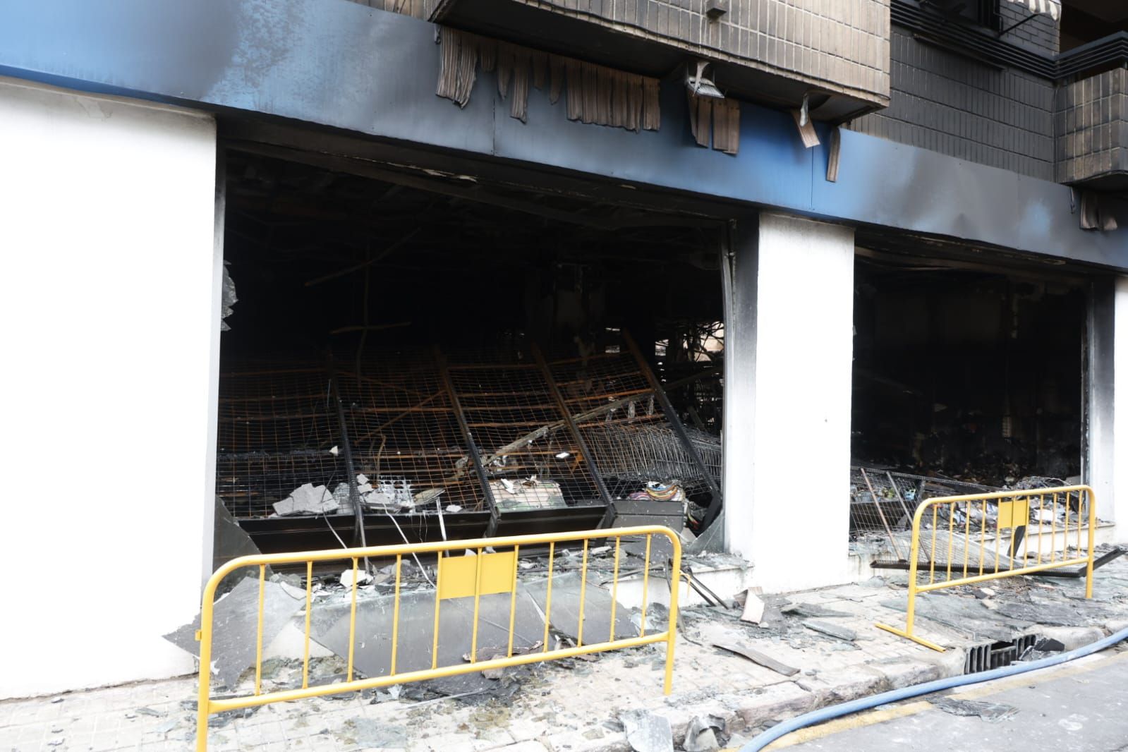 FOTOS | El día después del incendio en la avenida del Puerto