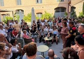 La alcaldesa, reunida con los vecinos este miércoles por la tarde.