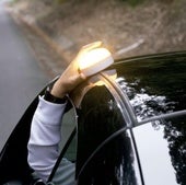 Un vehículo cargándose en un punto de carga público para coches eléctricos.