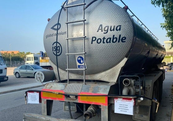 Camión de agua potable de reparto en Vilamarxant.
