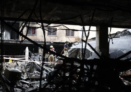 Los bomberos refrescan parte de la estructura interior, este miércoles.