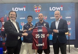 Brugui y Oriol Rey posan con la camiseta del nuevo patrocinio.