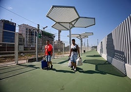 Unos viajeros en el corredor entre las estaciones.
