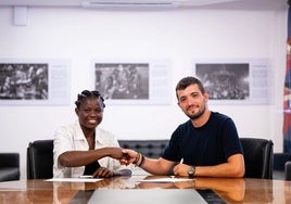 Paulina Ali firma su contrato en las oficinas del club