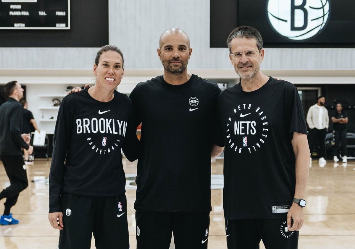 Pedro Martínez y Anna Cruz en el entrenamiento de los Nets junto a Jordi Fernández.