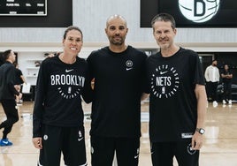 Pedro Martínez y Anna Cruz en el entrenamiento de los Nets junto a Jordi Fernández.