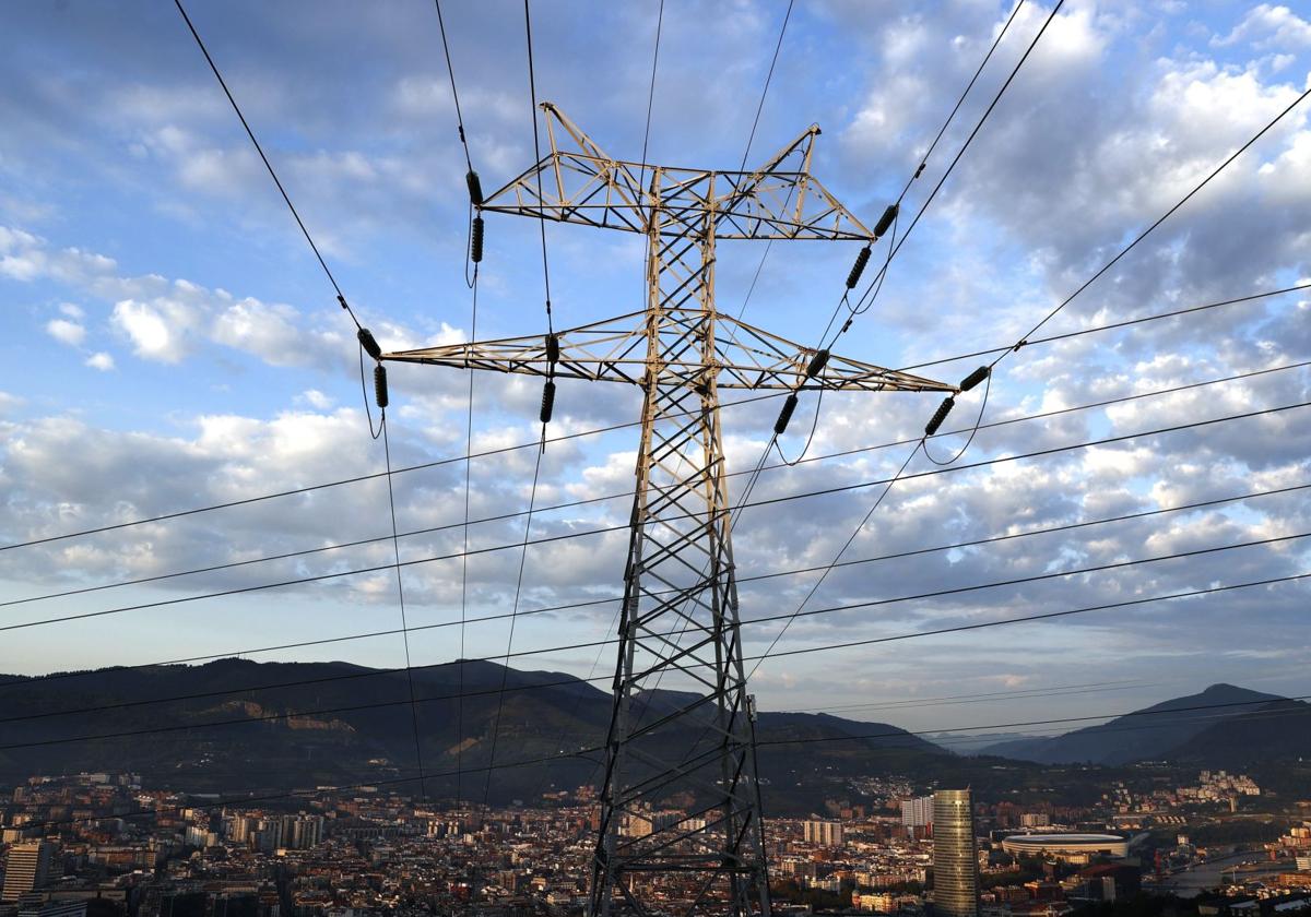 Una torre de transporte de energía perteneciente a red eléctrica