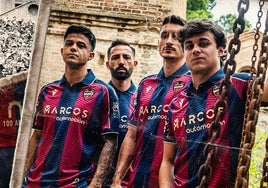 Primera equipación del Levante 2025-26.