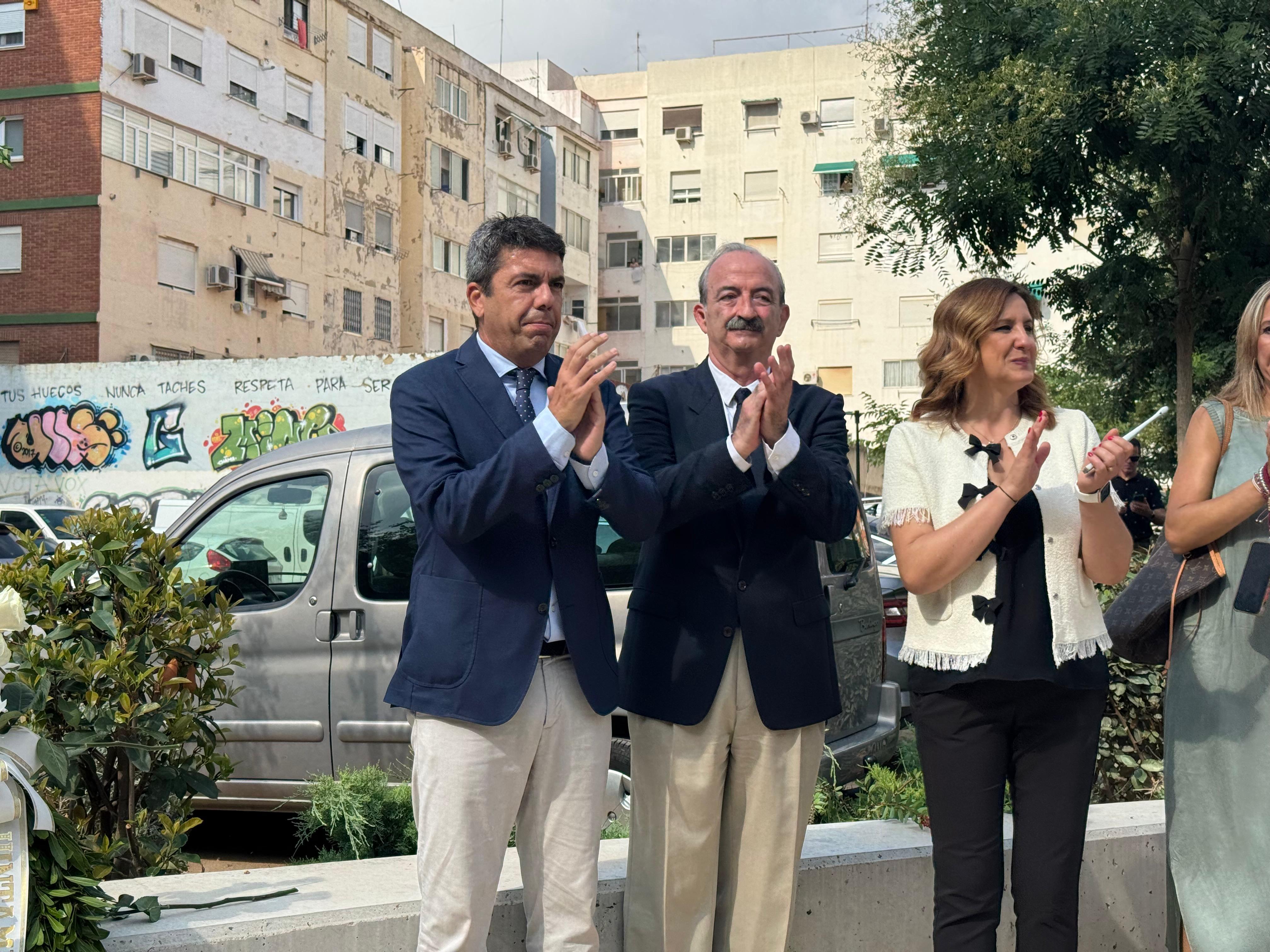 Mazón, Casañ y Catalá aplauden en el acto de homenaje a Miguel Ángel Blanco tras la lectura del manifiesto.