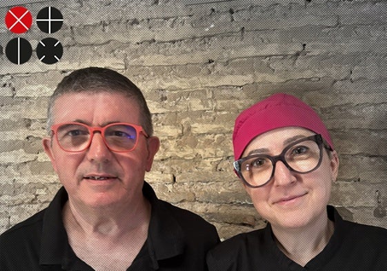 Marcos y Mayte, al frente del local de Mareny.