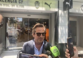Gelu Rodríguez atiende a los medios tras la reunión con el Valencia.