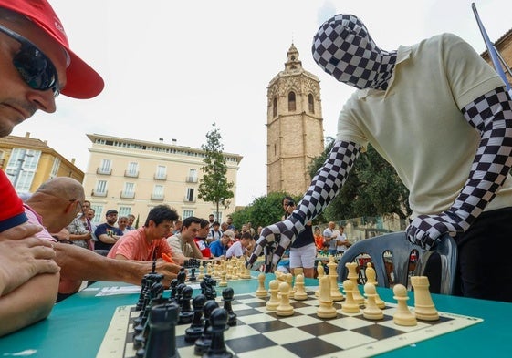 El Rey Enigma, durante la mañana de este jueves, jugando al ajedrez a la vez en veinte tableros.