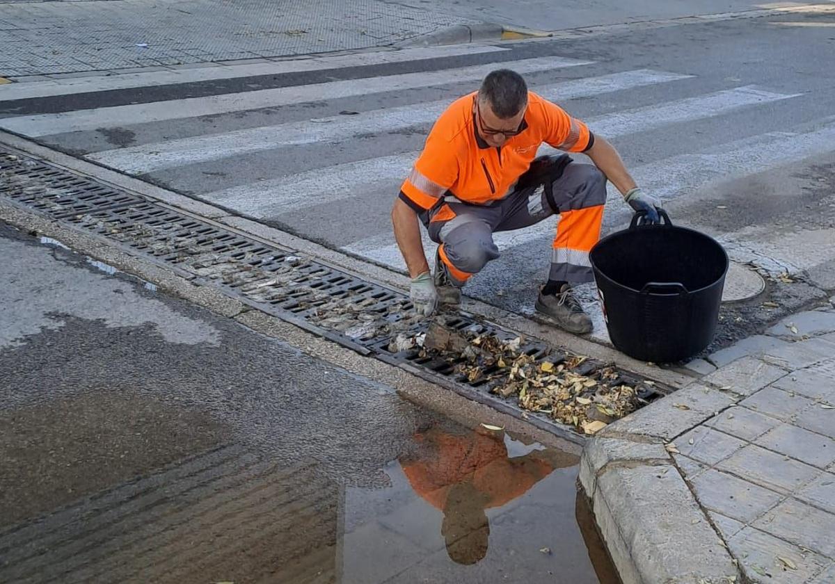Operario en la limpieza de un imbornal en Paterna.