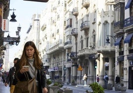 Una mujer camina por la calle de la Paz.