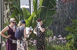 Turistas refrescándose en la Plaza de la Reina de Valencia.