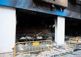 La tienda incendiada en la avenida del Puerto.
