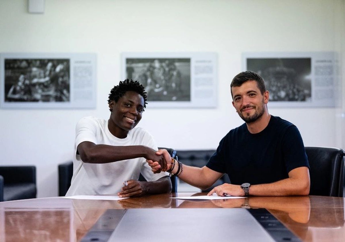 Zipporah Agama firmando su contrato con el Levante Femenino.