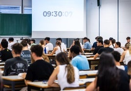 Alumnos de la selectividad de julio, durante la primera prueba.