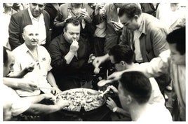 El cineasta Orson Wells se come una paella en la plaza de toros de Valencia.