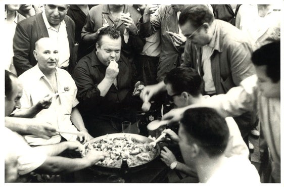 El cineasta Orson Wells se come una paella en la plaza de toros de Valencia.