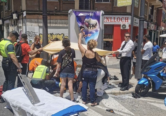 Atienden al motorista herido en el accidente en el cruce de la avenida Primado Reig con Emilio Baró.