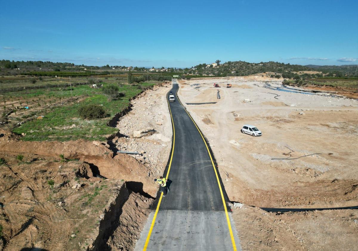 Abren una carretera provisional dentro del barranco del Poyo