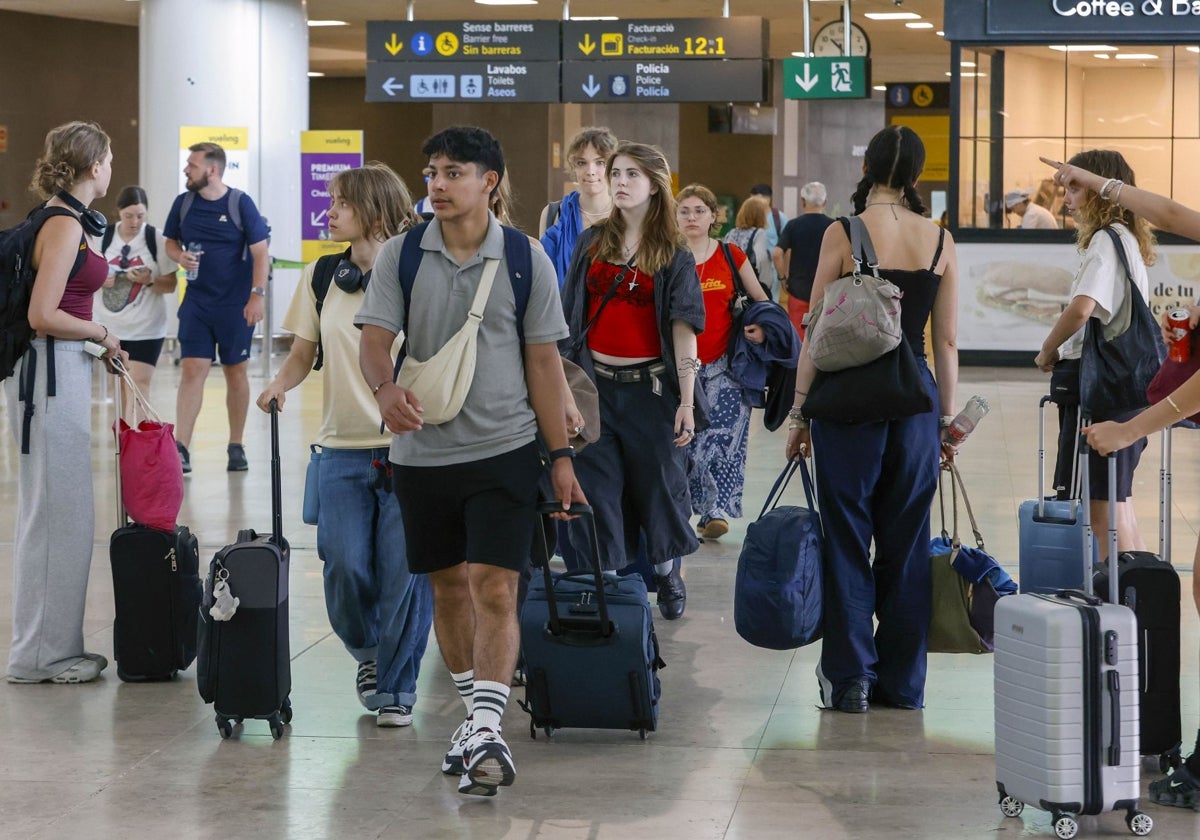 Pasajeros en la terminal del aeropuerto de Manises.