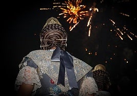 Las falleras observan un castillo pirotécnico en Torrent.