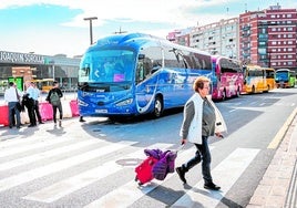 Varios autobuses recogen y dejan pasajeros en la estación Joaquín Sorolla.