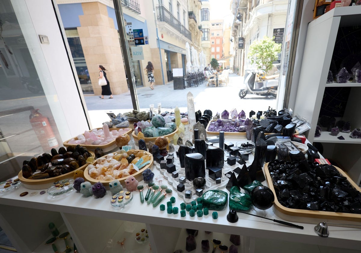 Imagen principal - Tienda de minerales y tarot de la calle del Mar; comida para llevar en el Mercado Central e Isabel Ferriols, en su parada del Mercado Central con cazuelas y souvenirs.