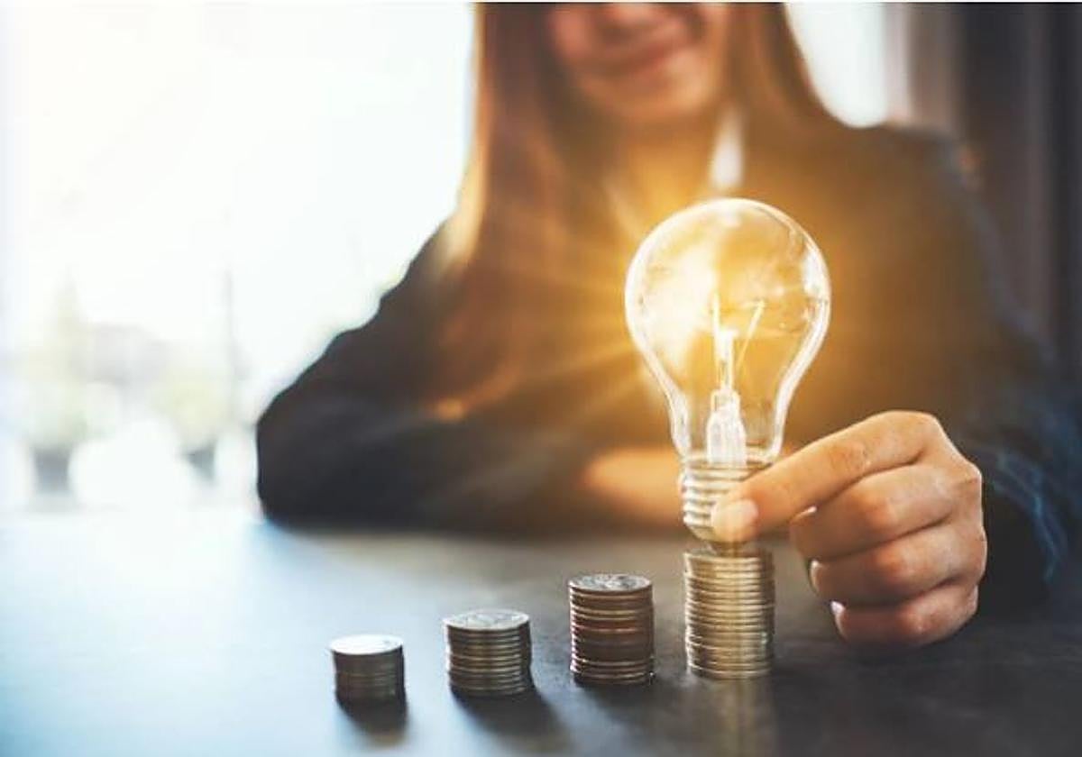 El precio de la luz baja este sábado con la nueva tarifa: La hora a menos de 1 euro y la que se dispara a 133 euros