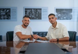 Matías Moreno firma su contrato con Héctor Rodas.