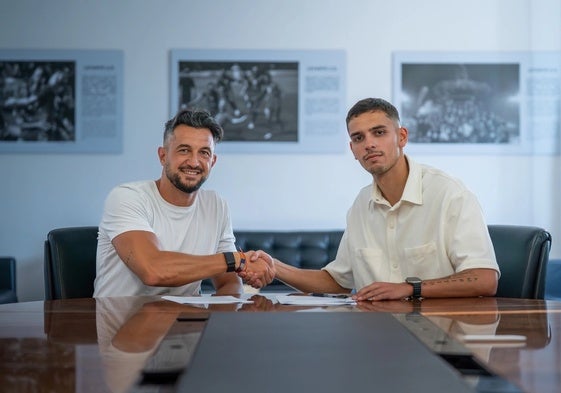 Matías Moreno firma su contrato con Héctor Rodas.