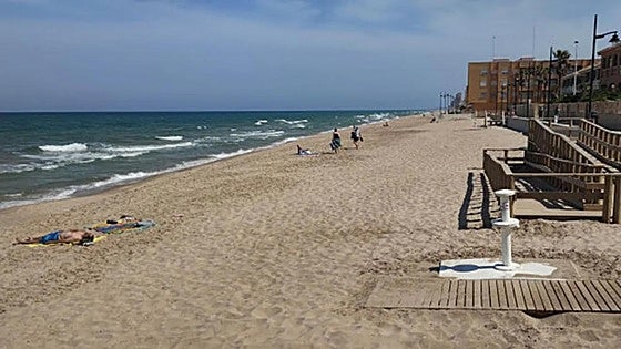 Dos de las cinco playas cerradas este jueves permanecen con la prohibición de baño