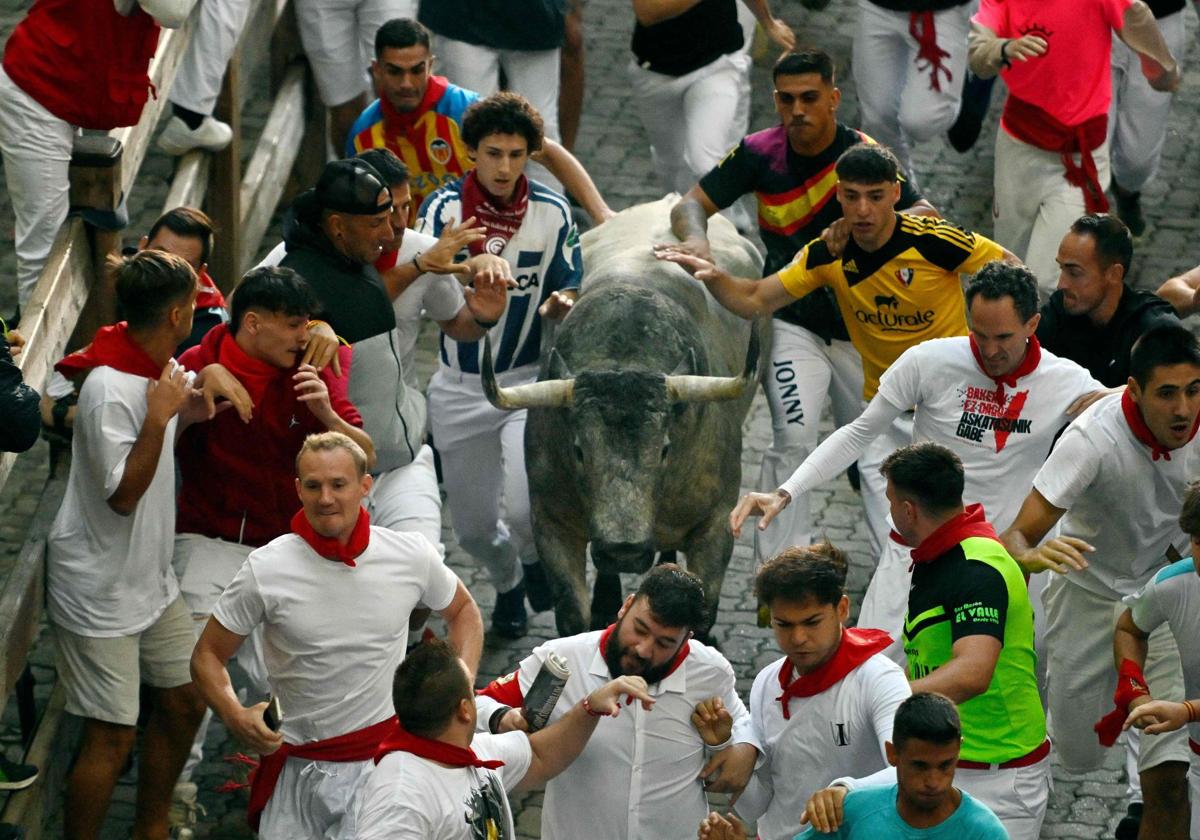 Cinco heridos, ninguno por cornada, en el sexto encierro de San Fermín 2025