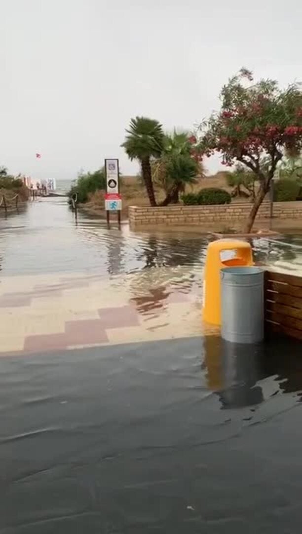 Paseo marítimo de Canet inundado