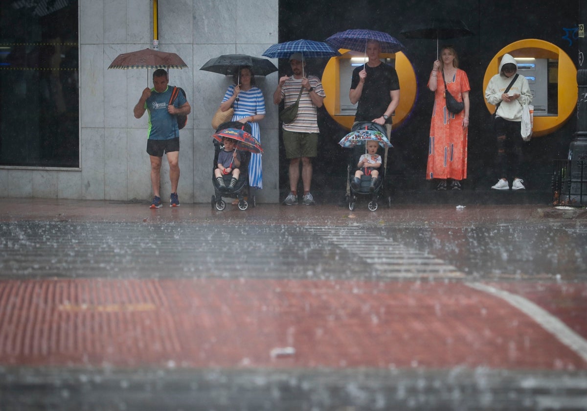 Valencia cierra parques, cementerios y piscinas debido a la alerta naranja por fuertes lluvias