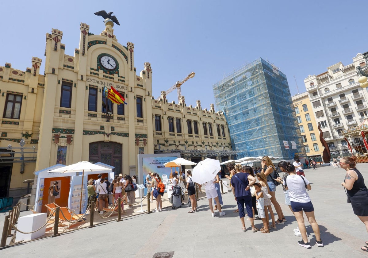 Imagen principal - Reclamo de crema solar que se instaló en junio y sombrillas y negocios alrededor de la fachada de la Estación del Norte.