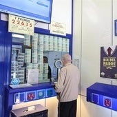 Venta de lotería en una administración.